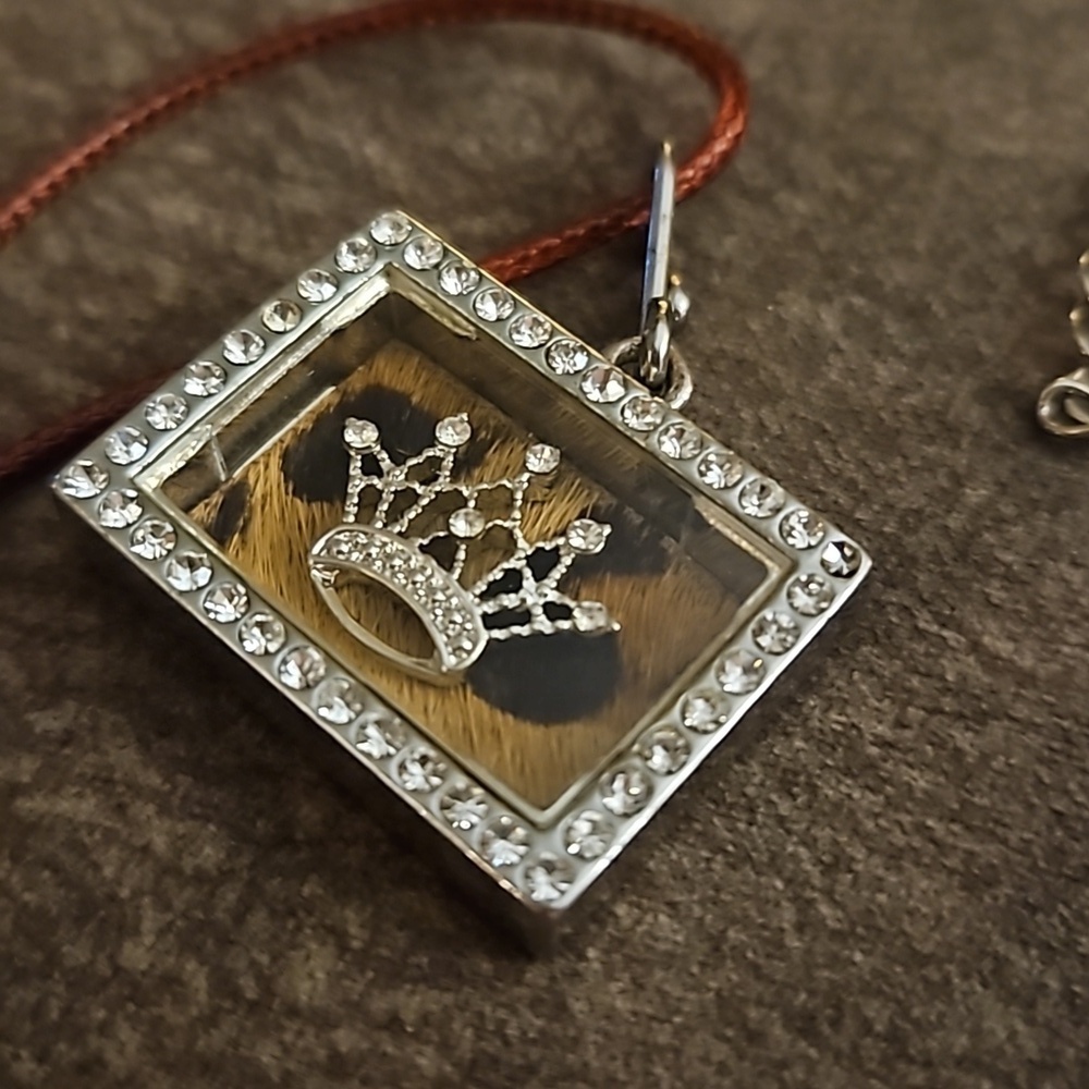 3/$30 VTG Rhinestone Crown Cheetah Print Shadow Box Pendant Rope Necklace - Picture 4 of 5
